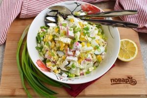 Крабовый салат с пекинской капустой, кукурузой и огурцом