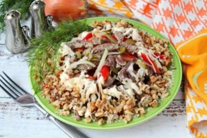 Салат с говядиной, болгарским перцем и грецкими орехами
