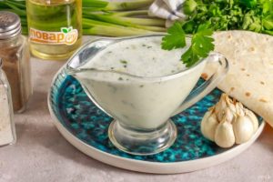 Кефирно-чесночный соус для шаурмы с зеленью