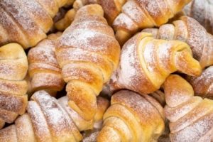 Домашние дрожжевые круассаны с нежным мякишем