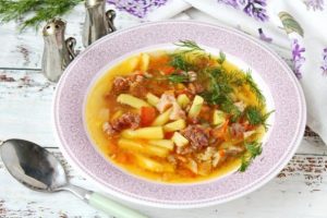 Домашний суп с говяжьей тушенкой и картофелем