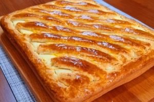 Быстрый домашний пирог с творожной начинкой