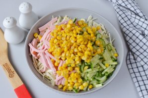 Салат с кукурузой и колбасой