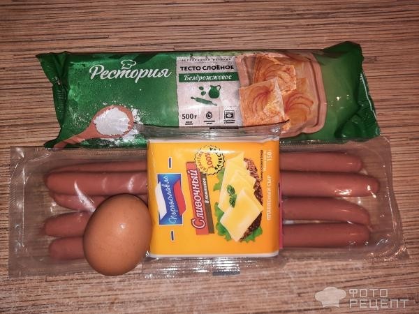 Рецепт: Сосисочки в слоенном тесте в духовке — с сыром внутри