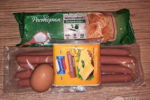 Сосиски в слоёном тесте с сыром в духовке