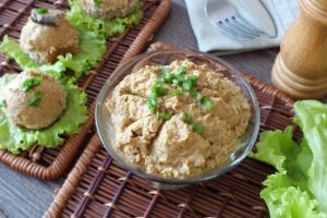 Домашний паштет из шпротов с морковью и яйцом