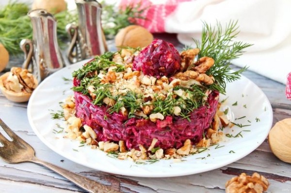 Свекла с грецким орехом и чесноком