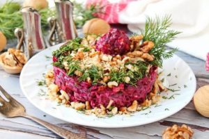 Свекольная закуска с грецкими орехами и чесноком