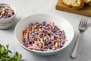 Коул слоу из красной капусты с морковью