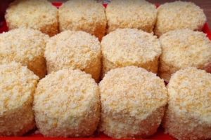 Сочные бисквитные пирожные со сгущённым кремом