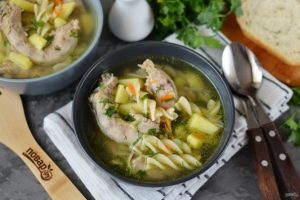 Легкий суп из куриных шеек с овощами и вермишелью