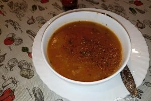 Домашний харчо на говяжьих ребрышках с ткемали и грецкими орехами