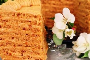 Торт «Коровка» с арахисом и кремом из варёной сгущёнки