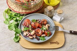 Салат с консервированной белой фасолью, черри и беконом