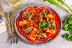 ПП-салат с куриной печенью, шпинатом и болгарским перцем