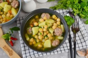 Суп с нутом и мясными фрикадельками