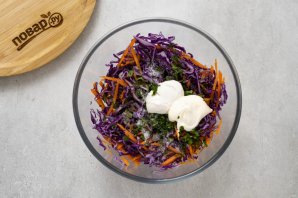 Салат «Коул слоу» с красной капустой
