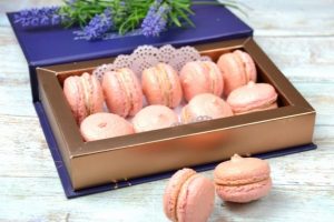 Макаронс на итальянской меренге с клубничным ганашем