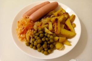 Жареная картошка «Вкус детства» с сосисками, горошком и маринованной капустой