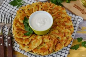 Картофельные драники с сыром и зелёным луком