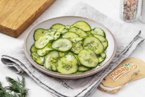 Салат из свежих огурцов с укропом и лимонной заправкой