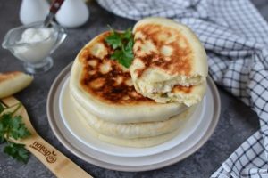 Лепешки с сыром, чесноком и зеленью на кефире