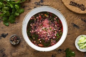 Грузинский холодный суп из вишни с зеленью и орехами