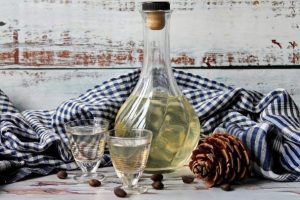Настойка на кедровых орешках с медом на самогоне