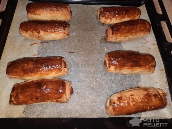 Рецепт: Сосисочки в слоенном тесте в духовке — с сыром внутри