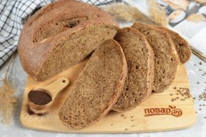 Домашний пшеничный хлеб с ржаным солодом, отрубями и пряностями