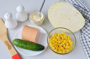 Салат с кукурузой и колбасой
