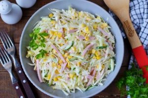 Салат с кукурузой, колбасой и свежей капустой