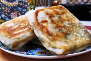 Турецкие лепешки с сыром и зеленым луком на сковороде