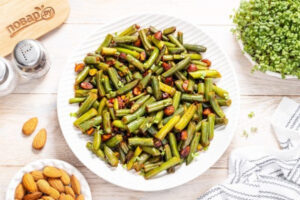 Зеленая фасоль на сковороде с чесноком и миндалем