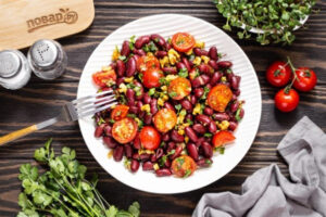 Постный салат с красной фасолью, черри и грецкими орехами
