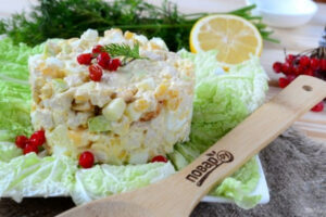 Салат с куриной грудкой, кукурузой, яблоком и сухариками