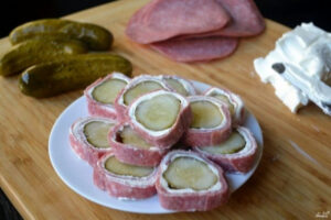 Роллы по-русски с салями, солёным огурцом и сливочным сыром