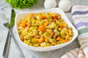 Салат с курицей и маринованными опятами