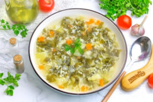 Щи из щавеля с яйцом и овощами
