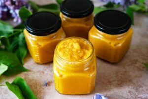 Консервированная кабачковая икра с морковью и томатной пастой