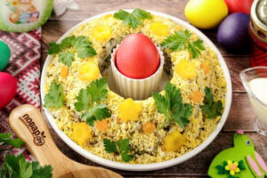 Пасхальный салат с сельдью, яйцами и овощами
