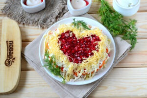 Слоёный салат с курицей, овощами, сыром и гранатом