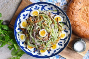 Классический салат «Ташкент» с говядиной и зеленой редькой