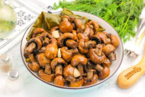 Холодная засолка шампиньонов с чесноком и листьями хрена
