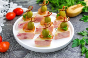 Канапе с сыром и ветчиной на шпажках