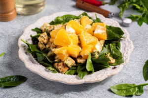 Тёплый салат с курицей, апельсином и шпинатом