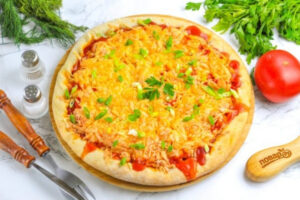 Быстрая домашняя пицца с сосисками, помидорами и сыром