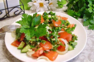 Свежий салат к шашлыку с овощами и зеленью