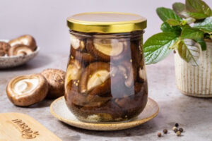 Маринованные шиитаке с чесноком и пряностями