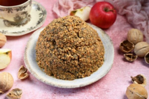 Торт «Муравейник» с вареной сгущенкой, маком и орехами